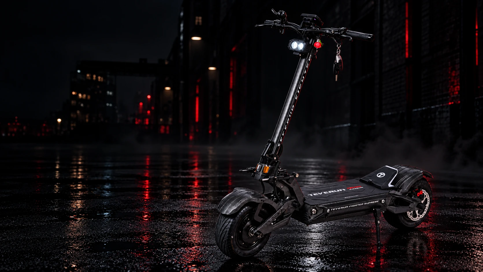 Teverun Fighter 7260R dans une ambiance nocturne rouge et noire