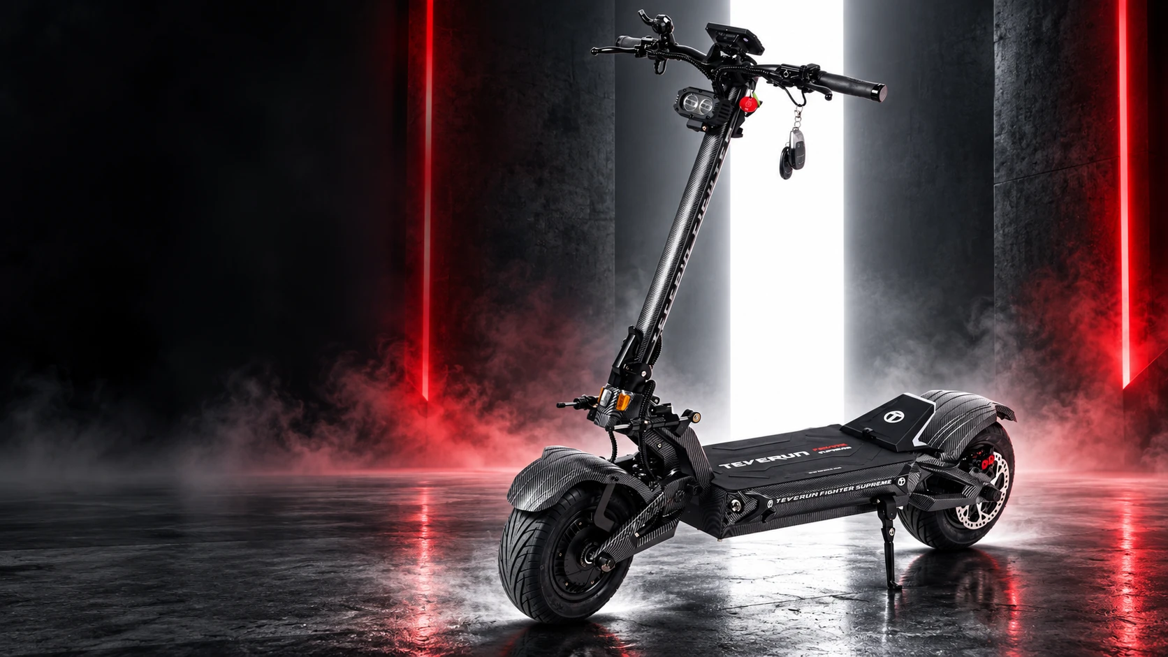 Teverun Fighter 7260R dans un décor noir éclairé de rouge